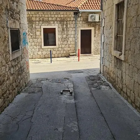 Old Town With Private Indoor Garage Parking Спліт