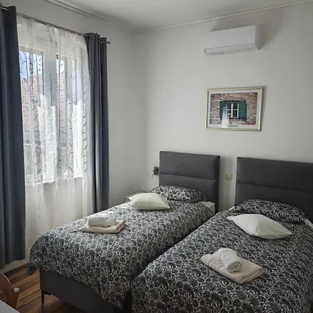 Old Town With Private Indoor Garage Parking Спліт