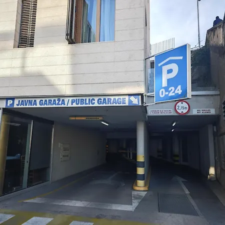 Old Town With Private Indoor Garage Parking Lejlighed Split