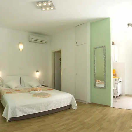 Old Town With Private Indoor Garage Parking Спліт