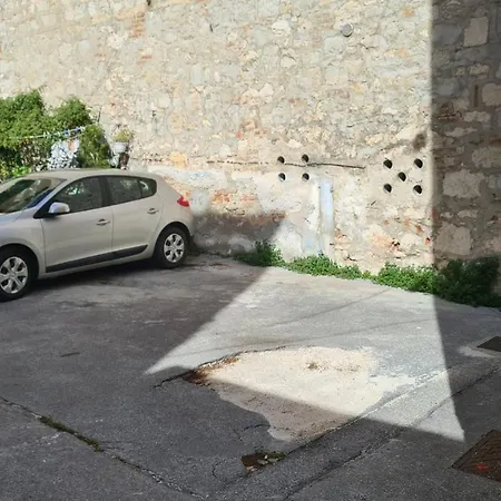 Old Town With Private Indoor Garage Parking Apartamento *
