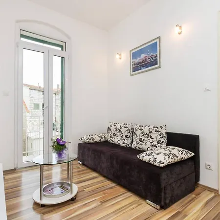 Old Town With Private Indoor Garage Parking Апартаменты Сплит