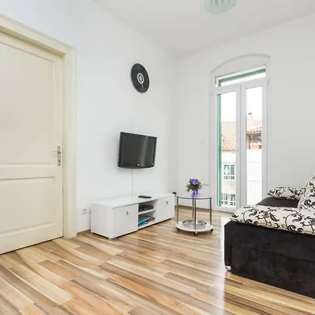 Old Town With Private Indoor Garage Parking Appartement *