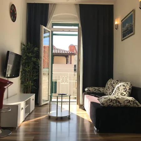 Old Town With Private Indoor Garage Parking Apartamento