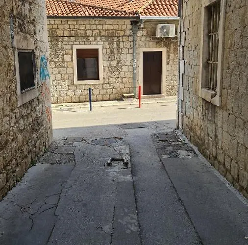 Old Town With Private Indoor Garage Parking 스플리트
