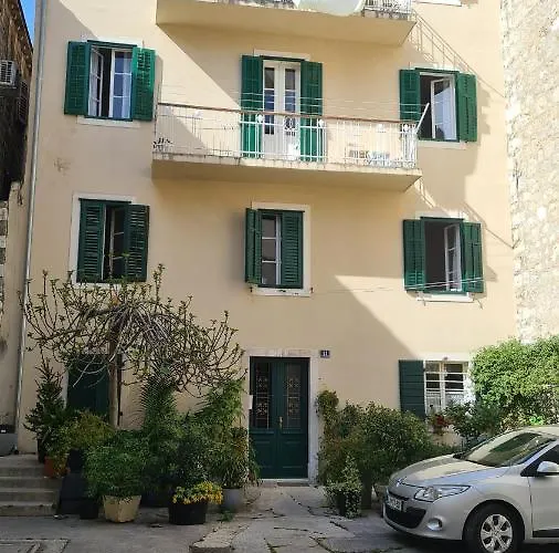 Old Town With Private Indoor Garage Parking *