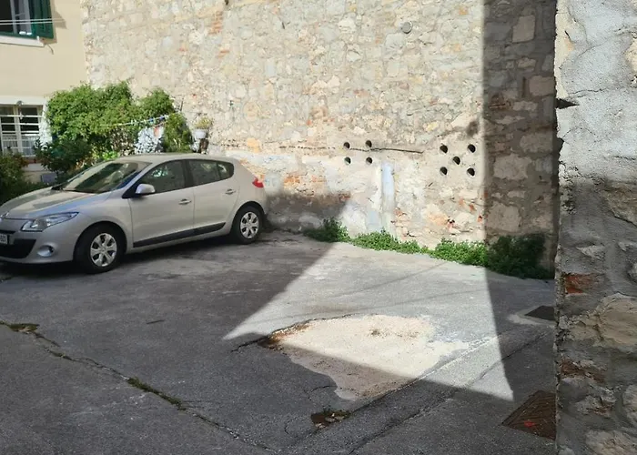 Old Town With Private Indoor Garage Parking 아파트 *