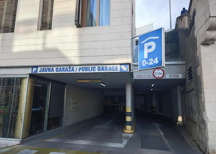 Old Town With Private Indoor Garage Parking 아파트 스플리트