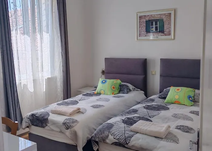 Old Town With Private Indoor Garage Parking 아파트 *