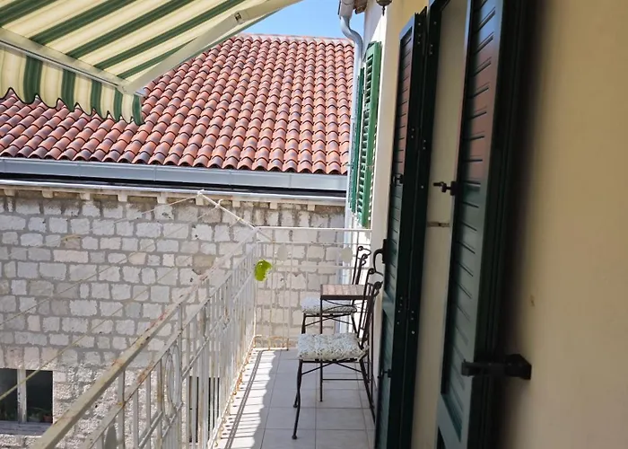 Old Town With Private Indoor Garage Parking 아파트 *