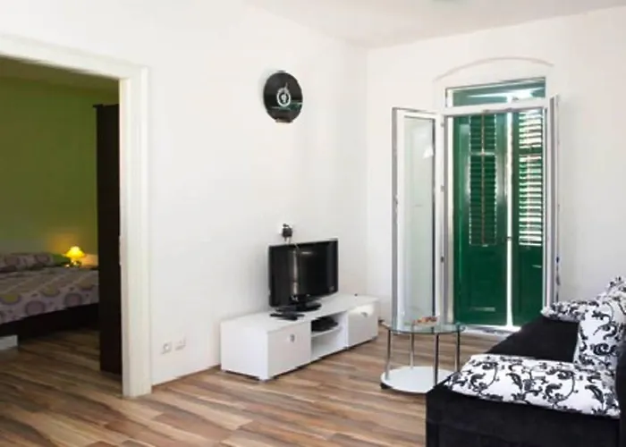 Old Town With Private Indoor Garage Parking *