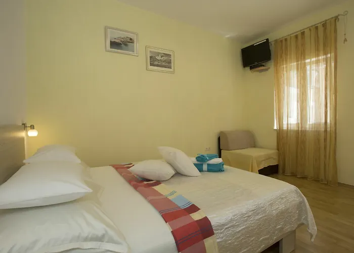 Old Town With Private Indoor Garage Parking *