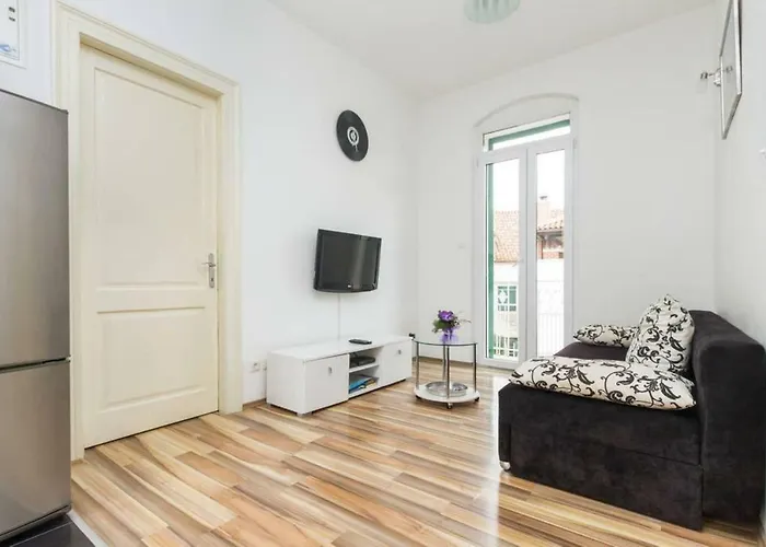 Old Town With Private Indoor Garage Parking 아파트 *