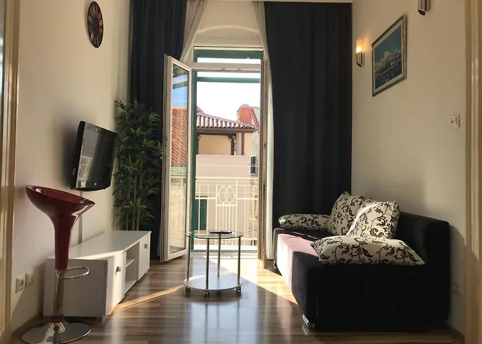 Old Town With Private Indoor Garage Parking 아파트