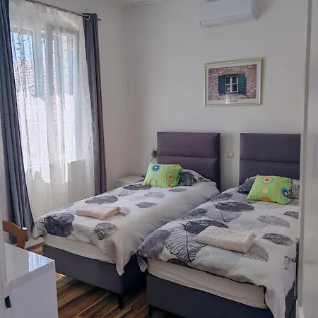 Old Town With Private Indoor Garage Parking شقة *