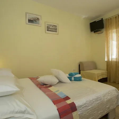 Old Town With Private Indoor Garage Parking *